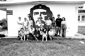 Che Duvarinin önünde Hatira Fotografi